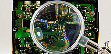 Characterizing Si semiconductors with the test bench at KIT: measuring individual modules, transistor outline (TO) package with printed circuit board, and evaluating the DC bus connection. (Image: Bruno/Germany / pixabay.com)