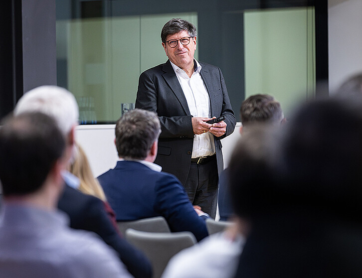 Prof. Dr. Thomas Hirth während seines Begrüßungsvortrags beim Kaminabend des KIT Business Clubs. (Foto: KIT)