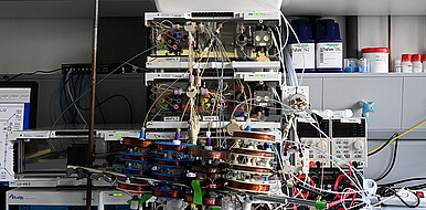 The pilot plant in operation: Waste mixtures are continuously separated into valuable raw material fractions, including rare earths, for example. (Image: KIT)