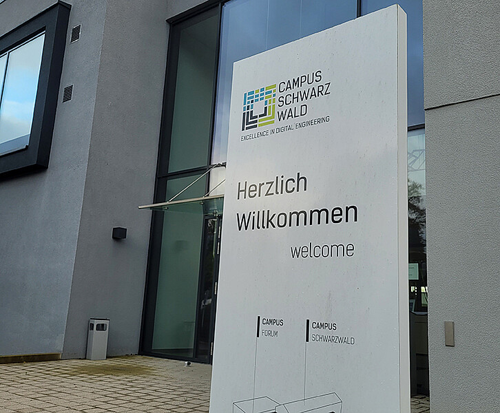 At the entrance to Campus Schwarzwald in Freudenstadt: Some members of the Innovation and Relations Management team visited the new cooperation partner for the first exchange on October 11, 2024. (Image: KIT)