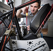 Am Teststand sind rechter und linker Antrieb an der Kurbel genau einstellbar, sodass sich die Trittbewegung realitätsnah abbilden lässt. Ein vergleichsweise sinusförmiges Anregen ist möglich, so wie es auch ein realer Radfahrer tun würde. (Bild: Markus Br