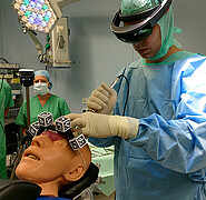 Im Operationssaal: Operateur arbeitet am Schädelmodell. Marker am Modell erleichtern das Tracking und die Projektion der Datenbrille (Bild: Health Robotics and Automation / KIT)