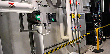 Teile des thermischen Koppelmoduls mit Zu- und Ablauf zu den beiden Tanks der Flow-Batterie sowie Zu- und Ablauf zum Wärmetauscher frischwasserseitig. Das Kopplungssystem ist für Bestandssysteme auch nachrüstbar. (Bild: Daniela di Maio / KIT)