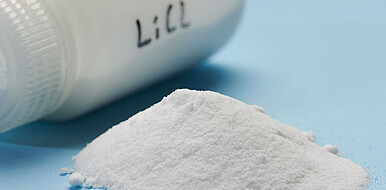 With the help of the newly developed membrane process, lithium can be extracted from thermal waters in a cost-effective, environmentally friendly, and sustainable manner. Lithium represents an additional source of income for geothermal power plants and can be further processed depending on the intended use. When soda is added, lithium carbonate is formed, and when caustic soda is added, lithium hydroxide is chemically precipitated. Rubidium and cesium can be obtained as by-products via further process steps. A material sample of lithium chloride is shown as an example. (Image: Amadeus Bramsiepe / KIT)