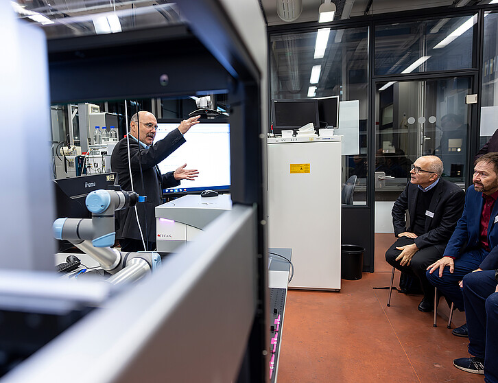 Prof. Dr. Matthias Franzreb gave the guests a tour of the Institute of Functional Interfaces (IFG) and showed how his team successfully uses magnet-based processes for the purification of media or the purification and extraction of biomolecules or cells. (Image: KIT)