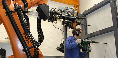 With the aid of the adjustable hand-arm model, the robot simulates the manual operation of power tools by humans. Compared to manual testing by test persons, the test field enables significantly more robust and differentiated results that can be directly used for product improvement. (Image: Institute of Product Engineering (IPEK) / KIT)