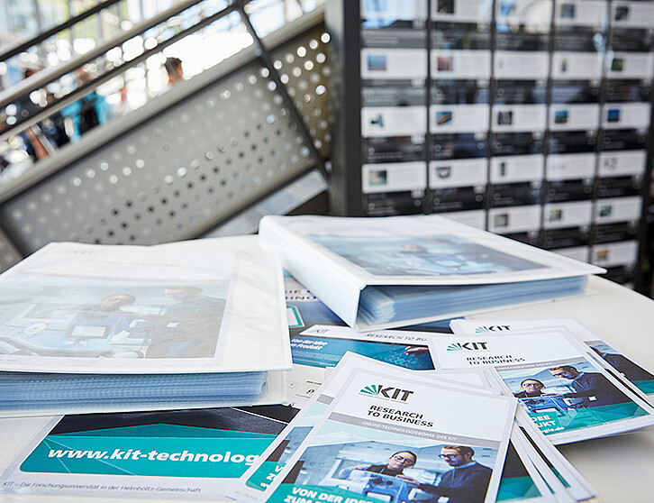 RESEARCH TO BUSINESS als Plattform für die Technologieverwertung liegt im Verantwortungsbereich von Karola Janz. Für die Zielgruppe Wirtschaft werden konkrete Technologieangebote und Erfolgsgeschichten in gedruckten und digitalen Medien wirkungsvoll aufbereitet. (Bild: Magali Hauser / KIT)