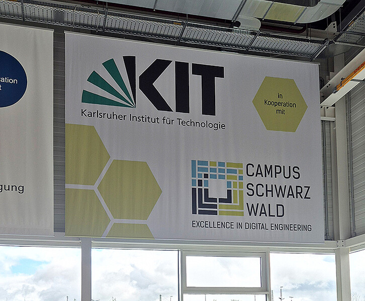 A banner in the laboratory of the Campus Schwarzwald indicates the newly launched cooperation with KIT. (Image: KIT)