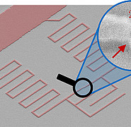Vergleich zwischen Nanokontakt (1) und konventionellem Überlapp-Josephson-Kontakt (2): Nummer 1: Rasterelektronenmikroskop-Aufnahme einer Quantenschaltung mit Nanokontakt. (Quelle: KIT)