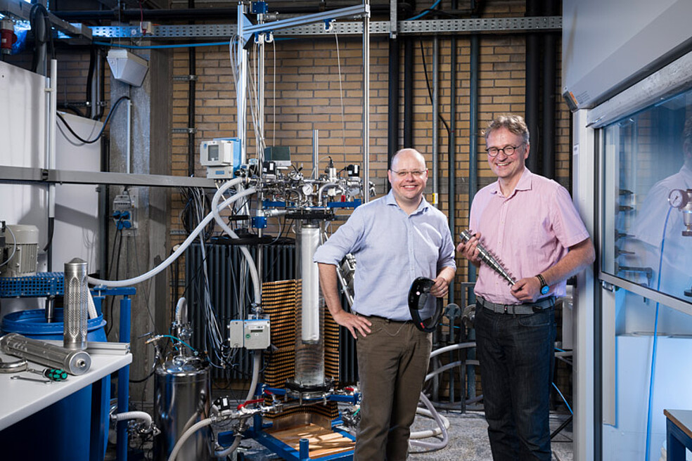 Dr. Mathias J. Krause und Prof. Dr. Hermann Nirschl (v.l.n.r.) digitalisieren Partikelströme in der industriellen Verfahrenstechnik. (Bild: Markus Breig / KIT)