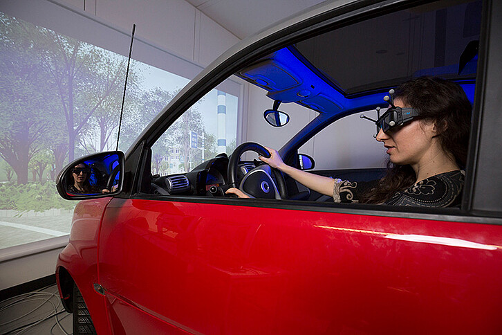 Learner driver interaction can be tracked during a journey. The real-life driving instructor can make use of this evaluation to train the elimination of deficits with individually tailored driving exercises. (Image: Patrick Langer/KIT)