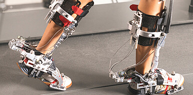 The exoskeleton from KIT supports the ankle joint during flexion of the foot or toes in the direction of the sole of the foot, known as planar flexion. (Image: Institute for Sport and Sports Science / KIT)