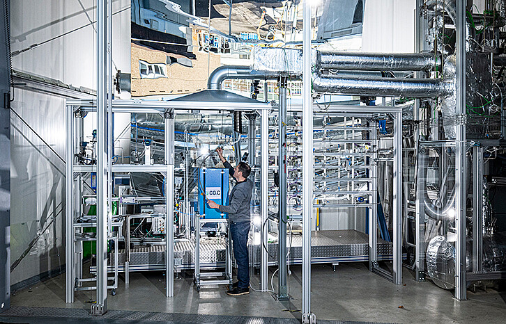 Detailed view of the plant component for methane pyrolysis at KIT – ITES/TVT: The liquid metal bubble column reactor comprises the gas supply and conditioning (right), a furnace with integrated liquid metal bubble column reactor (center) and, on the left, the filter system for separating the product gas and for gas analysis. In the reactor, methane is split into hydrogen and carbon black. (Image: KIT)