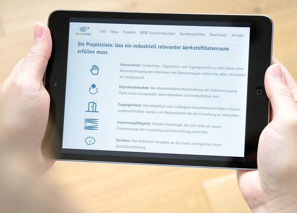 Die Herausforderungen für einen industriell relevanten Datenraum sind vielfältig. Die technische Herausforderung der Vielzahl an Stakeholdern gerecht zu werden ist dabei sehr groß und nur durch eine breite gemeinsame Anstrengung zu lösen, in die auch kleine und mittelständische Unternehmen, die oft die wichtige Rolle des (Rohstoff-)Zulieferers innehaben, mit einbezogen werden müssen.