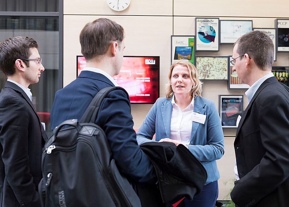 Der Job als technische Redakteurin beschränkt sich nicht nur auf Schreibtischarbeit. Zum Aufgabenspektrum zählen auch die Planung, Umsetzung und Beteiligung an technikorientierten Veranstaltung, wie z.B. RESEARCH TO BUSINESS live. (Bild: KIT)