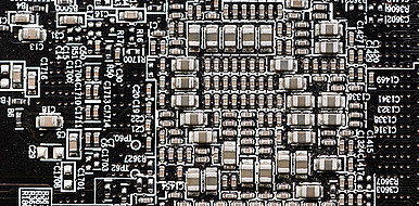 Beispiel für den Einsatz von Keramikkomposit: Keramische Kondensatoren auf einer digitalen elektronischen Leiterplatte in Nahaufnahme. (Bild: Quality Stock Arts / Shutterstock.com)