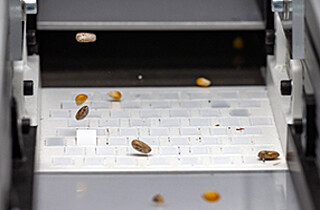 Sensor-based sorting without compressed air