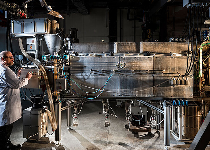 Experimental setup of the screw pyrolysis reactor at the Institute for Technical Chemistry for the production of liquid and gaseous feedstocks from plastic waste that can be reused for chemical and petrochemical processes. (Image: KIT)