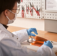 Construction of a dummy cell with chemically inert substitute materials: There are no acute dangers as with the construction of real battery cells. It is only necessary to ensure a clean and dust-free environment. (Image: Amadeus Bramsiepe / KIT)