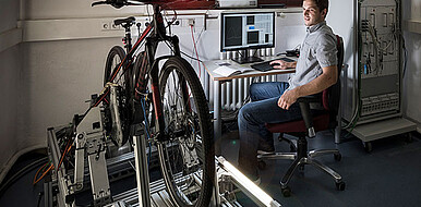 Forschende des KIT testen Pedelecs auf einem Prüfstand, der die bestmögliche Kraftentwicklung des Elektromotors evaluiert und die Leistungsdaten in den unterschiedlichen Betriebsmodi quantifiziert. Der Prüfstand ist so flexibel, dass nahezu jedes Pedelec fü