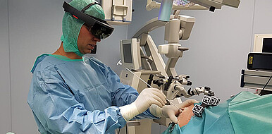 Equipped with the data goggles, a surgeon sets to work on the phantom model. (Image: Health Robotics and Automation / KIT)