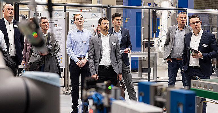 Teilnehmende beim Thementag des KIT-Business-Clubs während der Führung durch das wbk Institut für Produktionstechnik. (Foto: KIT)
