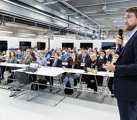 Dr.-Ing. Florian Stamer vom wbk spricht über die Qualitätssicherung in der Produktion von Batterieelektroden. (Bild: Sandra Göttisheim / KIT)