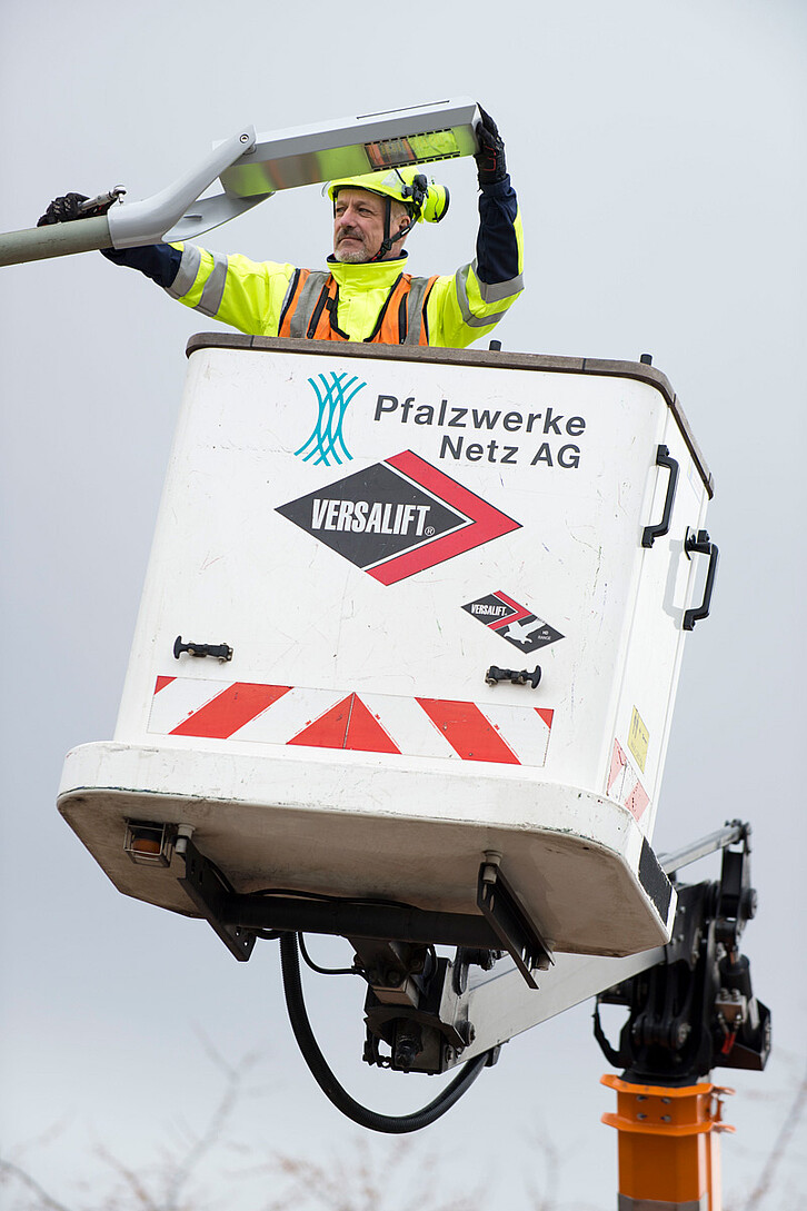Employees of Pfalzwerke Netz AG have replaced the light modules of 25 street lights in Maxdorf. Economical mid-power LEDs now provide better illumination in the music district. (Image: Tanja Meißner / KIT)