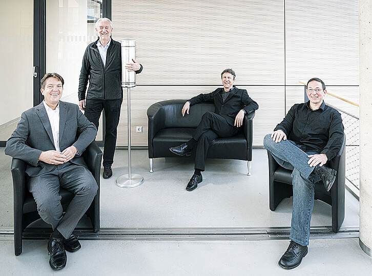 Die Erfinder: Dr. Thomas Blank, Prof. Horst Hahn, Dr. Jochen Kriegseis und Martin Limbach mit dem Aerobuster. Der kompakte Luftsterilisator hat die Größe einer Stehlampe und befreit Innenräume effektiv von Corona-Viren und anderen Krankheitserregern. (Bild: Markus Breig / KIT)