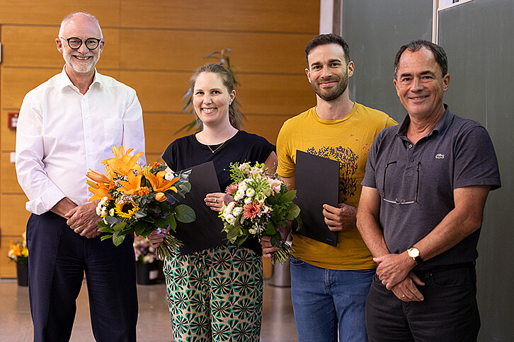 The KIT Freundeskreis und Fördergesellschaft e.V. honors Laura Bosch (2nd from left) and Jan-Niklas Blötz (3rd from left) for their outstanding achievement in "Nerds save the world". Prof. Martin Heilmaier (left) and Prof. Johannes Blümer (right) handed over the prizes at the KFG Sommerempfang on 15.07.2024. (Picture: KIT)