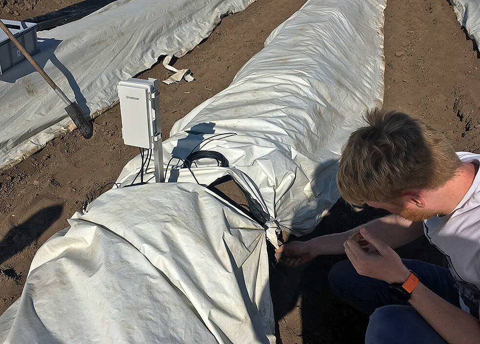 Der erste Prototyp des neuen Saugspannungssensors wurde unter Realbedingungen in der landwirtschaftlichen Praxis erprobt und optimiert. (Bild: Institut für Mechanische Verfahrenstechnik und Mechanik / KIT)