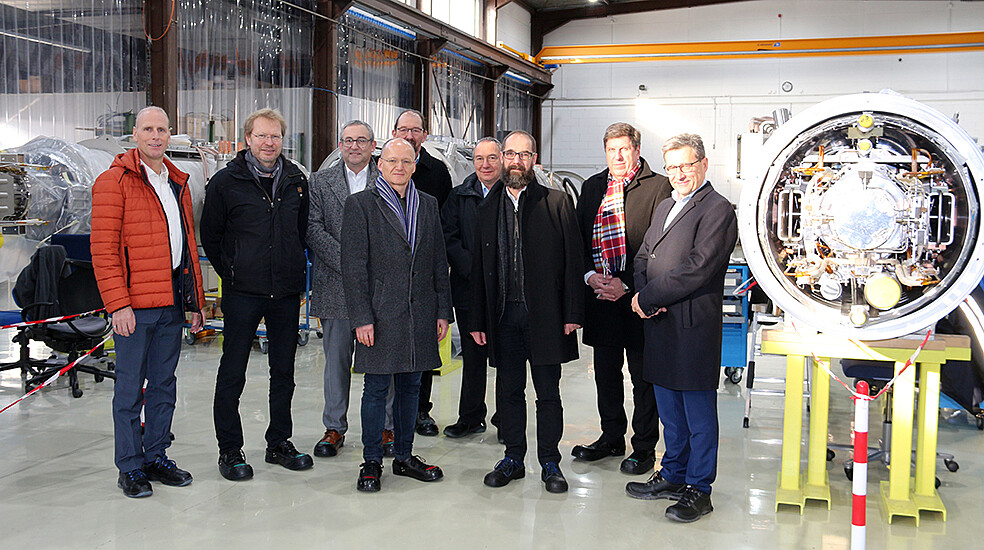KIT zu Besuch in der Fertigung bei Bilfinger Noell: v.l.n.r. Achim Hobl, Abteilungsleiter Systeme und Produkte Bilfinger Noell; Dr. Rainer Körber, Innovationsmanager KIT; Prof. Dr. Bernhard Holzapfel, KIT; Dr. Steffen Grohmann, KIT; Dr. Ottmar Möhler, KIT; Michael Gehring, Geschäftsentwicklung & Vertrieb Magnettechnik Bilfinger Noell; Dr. Wolfgang Walter, Bereichsleiter Bilfinger Noell; Prof. Dr. Thomas Hirth, Vizepräsident KIT; Roland Pechtl, Geschäftsführer Bilfinger Noell. 
(Bild: Bilfinger Noell GmbH)