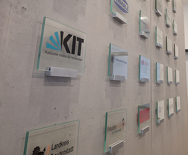 The KIT logo has now also found its place on the logo wall in the foyer of the Campus Schwarzwald and joins the ranks of the partners. (Image: KIT)