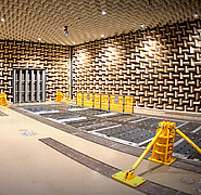 Empty roller dynamometer in acoustic hall: The test bench at KIT offers space for vehicles up to 18 meters long, 4 meters wide and 4.5 meters high and can also be used for acoustic measurements. (Image: Institute of Vehicle Systems Technology / KIT)