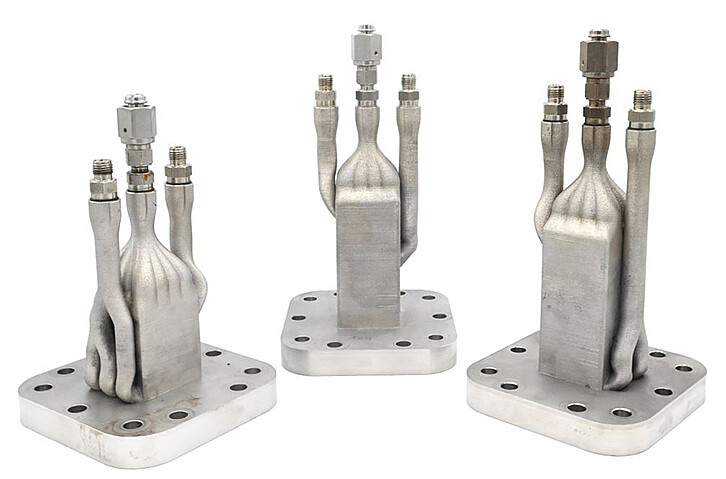 Three reactors for methanol synthesis designed with ReacTUNE. They differ in size and the design of some channels. (Image: Institute for Micro Process Engineering / KIT)