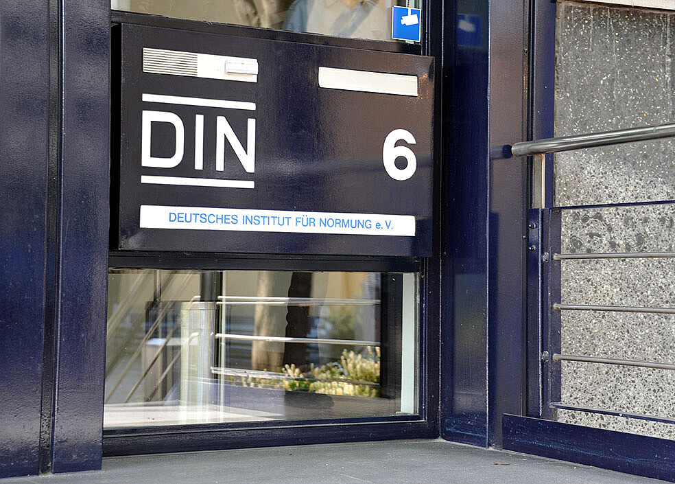 Der Transfer von Forschungs- und Entwicklungsergebnissen durch Normung ist ein besonderer Verwertungsweg, durch den in der Wirtschaft neue Standards gesetzt und so die Anwendung im Markt erwirkt werden kann. (Bild: nitpicker / Shutterstock)