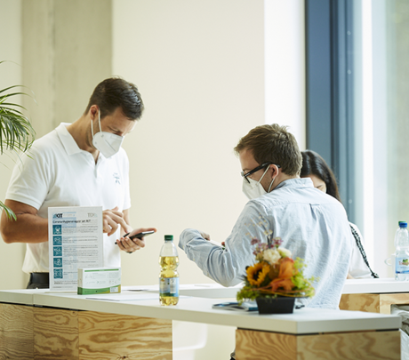 Dr. Johannes Barth von Siemens an der eingerichteten Teststation. (Bild: Magali Hauser / KIT)