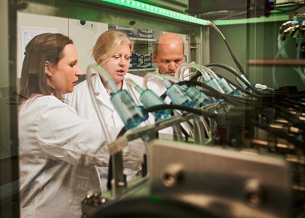 KIT exposure method: The fully automated "in vitro" method can be used to determine the relationships between particle diameter, material properties, number concentration, and biological effect. In the project, the method is used to determine the toxicity of carbon fragments in cells of the human lung. (Image: KIT)