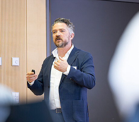 Prof. Dr.-Ing. Daniel Banuti from the Institute for Thermal Energy Technology and Safety (ITES) addressed the triad of renewable energies in his presentation. (Image: KIT)