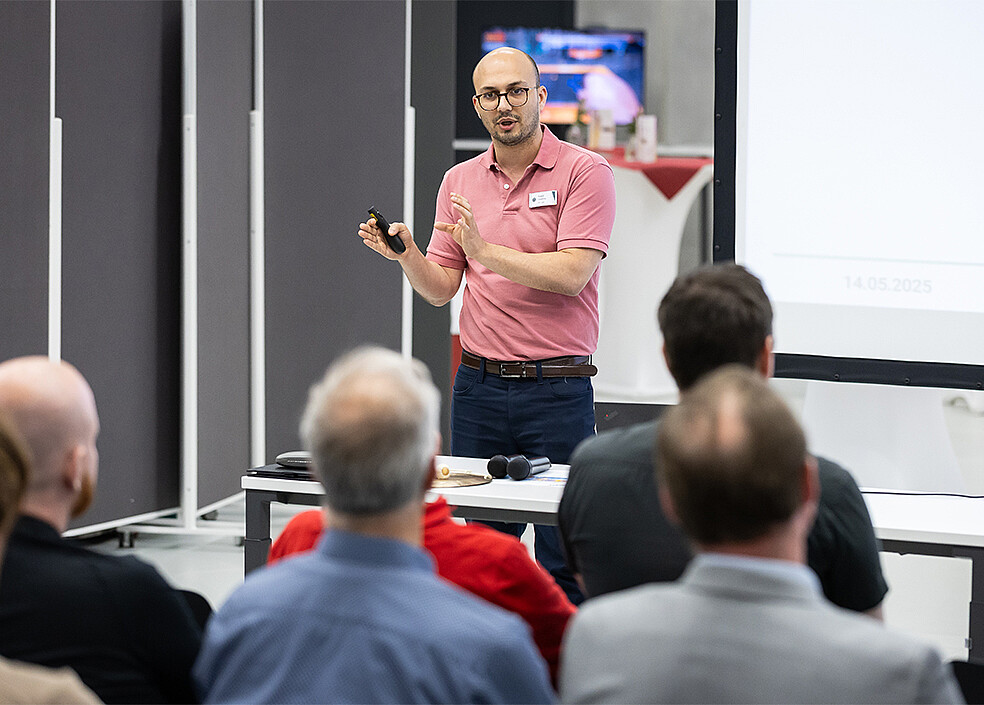 Dr.-Ing. Rudolf Lioutikov vom Institut für Anthropomatik und Robotik (IAR) erläuterte neue Ansätze zur Robotersteuerung mithilfe von KI-Methoden. (Foto: KIT)