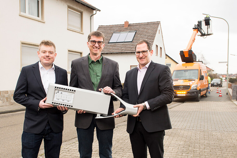 Michael Heidinger (KIT), Klaus Müller (GRATZ Luminance) and Stefan Lang (Pfalzwerke) work together on the street lighting test field in Maxdorf. Over the next two years, the new, economical mid-power LED street lights are to be put to the acid test. (Image: Tanja Meißner / KIT)