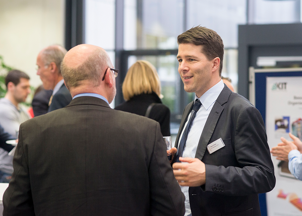 Es war einmal: Markus Bauer im persönlichen Gespräch bei einem der Thementage des KIT-Business-Clubs. „Mir fehlt der Zufall, der Menschen vor Ort spontan zusammenbringt“, sagt er. (KIT/Tanja Meissner)