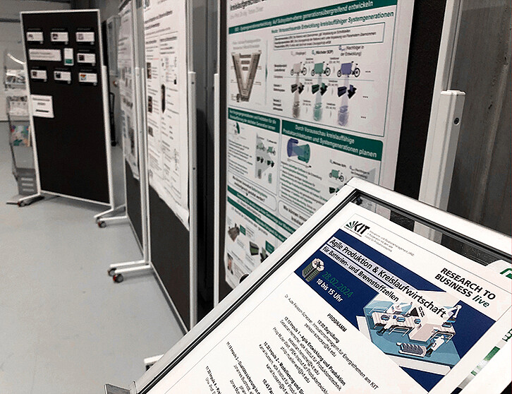 Die Gäste aus Industrie und Forschung wurden mit einem abwechslungsreichen Programm und einer informativen Posterausstellung am KIT begrüßt. Zu sehen ist ein Schnappschuss vom Veranstaltungstag. (Bild: Karola Janz / KIT)