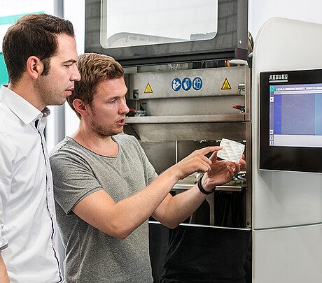 Tradition trifft Hightech im 3D-Freiformen (Bild: KIT)