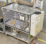In order to be able to distinguish between the influence of parameter changes on the process and the adaptation of the bacteria, long test run times are necessary. Only the continuous, automated operation of the KIT reactor makes operating times of several thousand hours feasible. (Image: T. Zevaco / KIT)