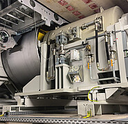 A look under the test bench: the 4WD-Acoustic-Chassis-Dynamometer is driven by four motorized roller units. Each motor-roller unit can absorb forces of up to 110 kilonewtons - equivalent to around 11 tons per wheel - and thus simulate extreme loads such as situational braking or acceleration. (Image: Institute of Vehicle Systems Technology / KIT)