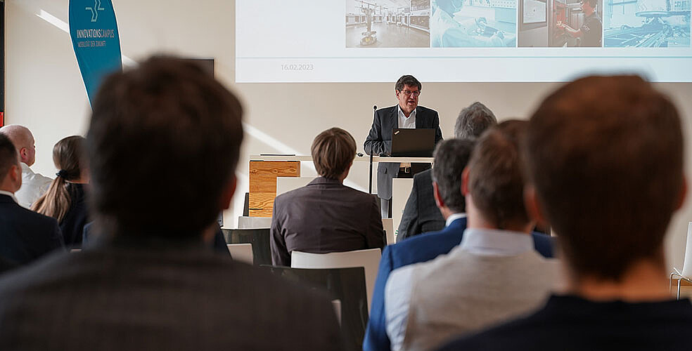 ICM-InnovationChallenge23: Prof. Thomas Hirth, Vizepräsident Transfer und Internationales des KIT, begrüßt die Teilnehmenden der InnovationChallenge. (Bild: Daryoush Djavadi / KIT)