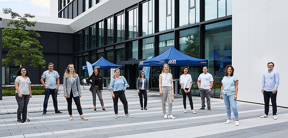 Vanessa Heinz (fünfte von links) begleitet in ihrem Job auch Live-Veranstaltungen und macht sie so via Social Media für eine breite Öffentlichkeit sichtbar, hier z.B. der Innovationstag NEULAND 2021. (Bild: Magali Hauser / KIT)