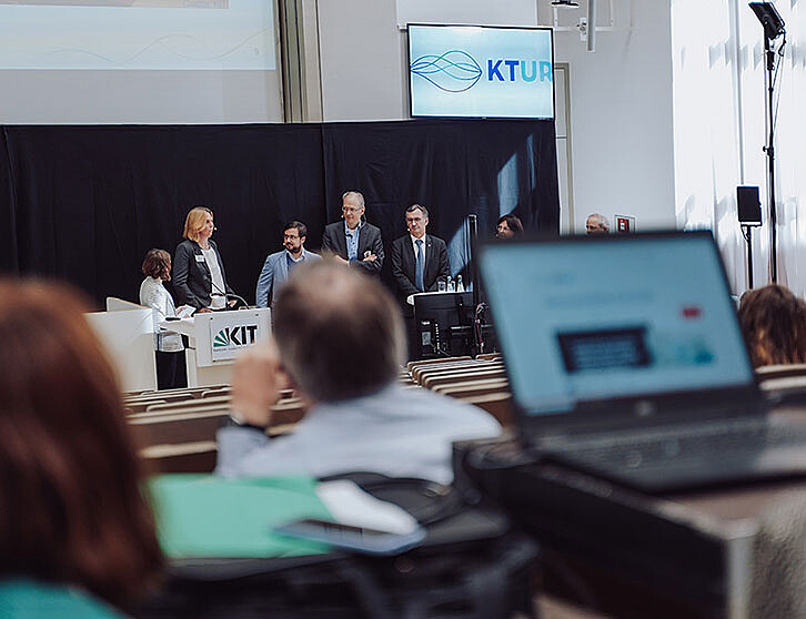 Im Tulla-Hörsaal am Campus Süd des KIT zogen die Projektpartner im Rahmen der Paneldiskussion ein positives Fazit zu KTUR. (Bild: KIT)