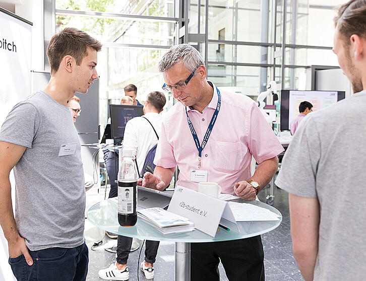 Bei Netzwerkveranstaltungen wie dem Innovationstag am KIT trifft Dr. Thomas Kröner (Mitte) alte Bekannte wieder: Industrievertreter, Wissenschaftler und Gründerteams, mit denen er in Lizenzverhandlungen zusammensaß. (Bild: Patrick Langer / KIT)